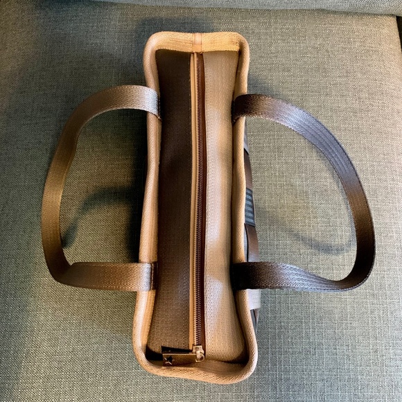 Harvey's Seatbelt Bag: Treecycle Large Satchel - Picture 4 of 8